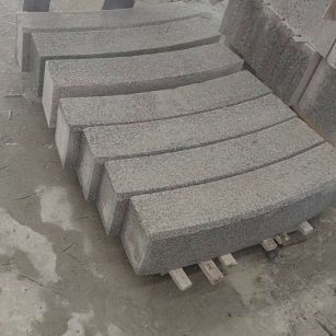 黄山芝麻白弧形路牙石