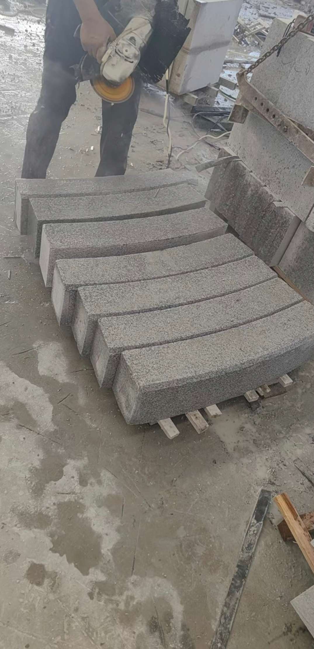 黄山芝麻白弧形路牙石