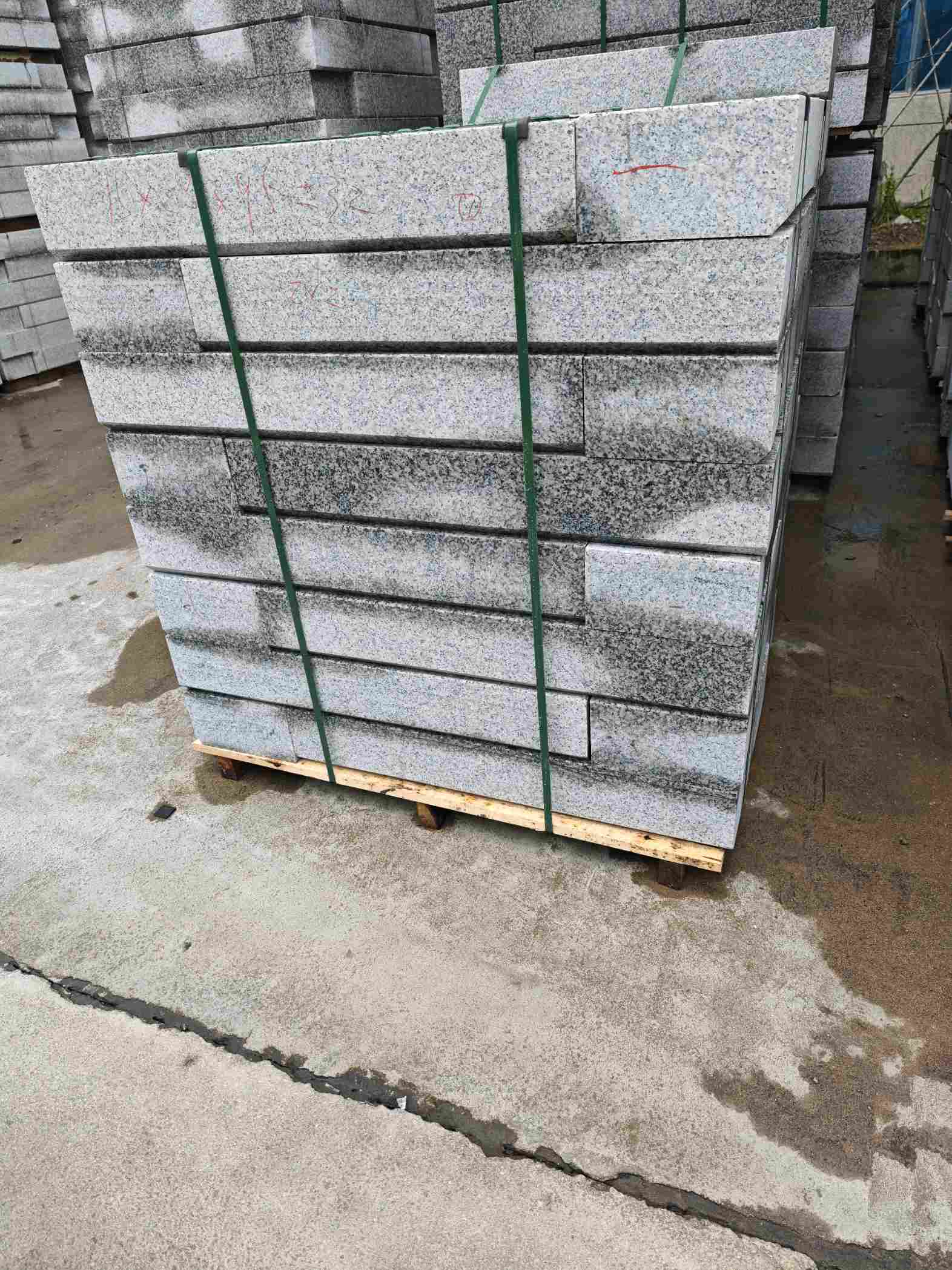 黄山芙蓉白路牙石，马路牙子